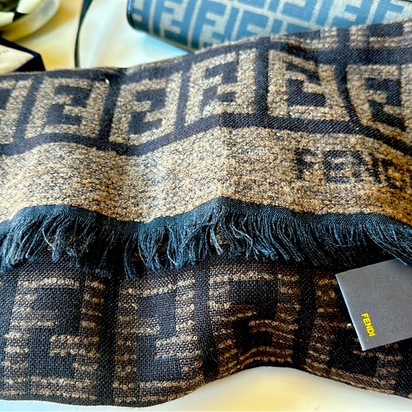 Fendi Unisex winter scarf - Picture 2 of 4
